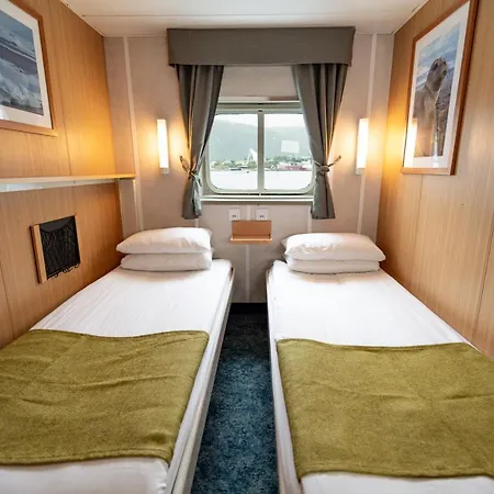 24hrs Northern Lights & Whale Watching Cruise Hotel na wodzie *