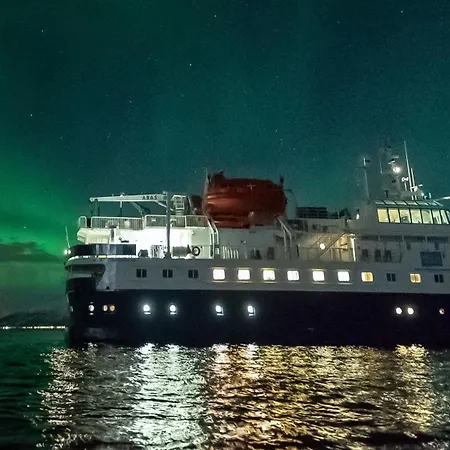 24hrs Northern Lights & Whale Watching Cruise 船上ホテル トロムソ