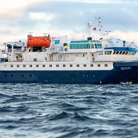 24hrs Northern Lights & Whale Watching Cruise 船上ホテル *