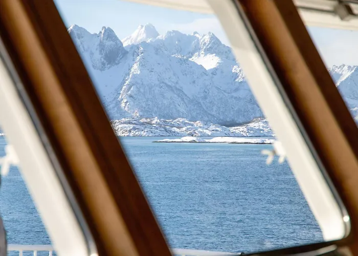 24hrs Northern Lights & Whale Watching Cruise 船上ホテル トロムソ