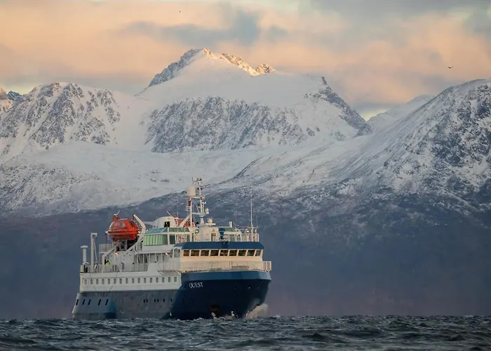 船上ホテル 24hrs Northern Lights & Whale Watching Cruise