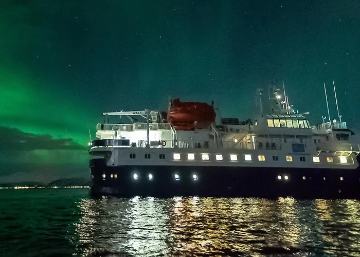 24hrs Northern Lights & Whale Watching Cruise 船上ホテル トロムソ