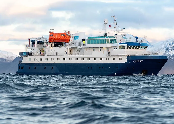 24hrs Northern Lights & Whale Watching Cruise 船上ホテル *